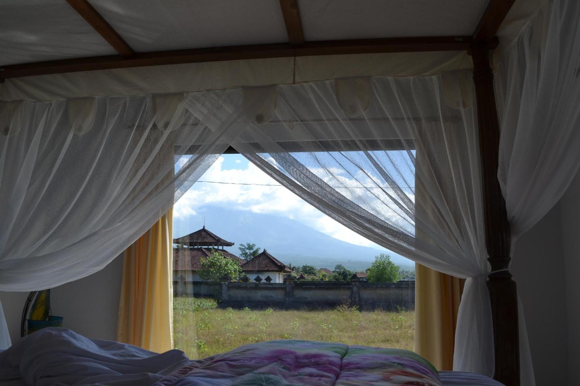 The Bbq Guest House Amed  Room photo