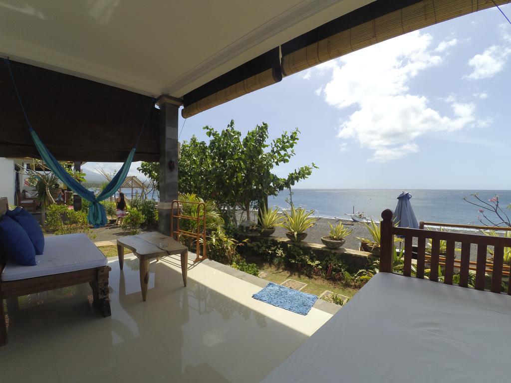 The Bbq Guest House Amed  Room photo