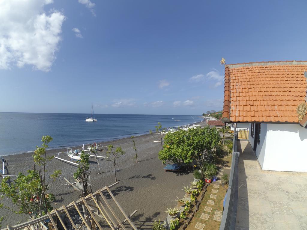 The Bbq Guest House Amed  Room photo